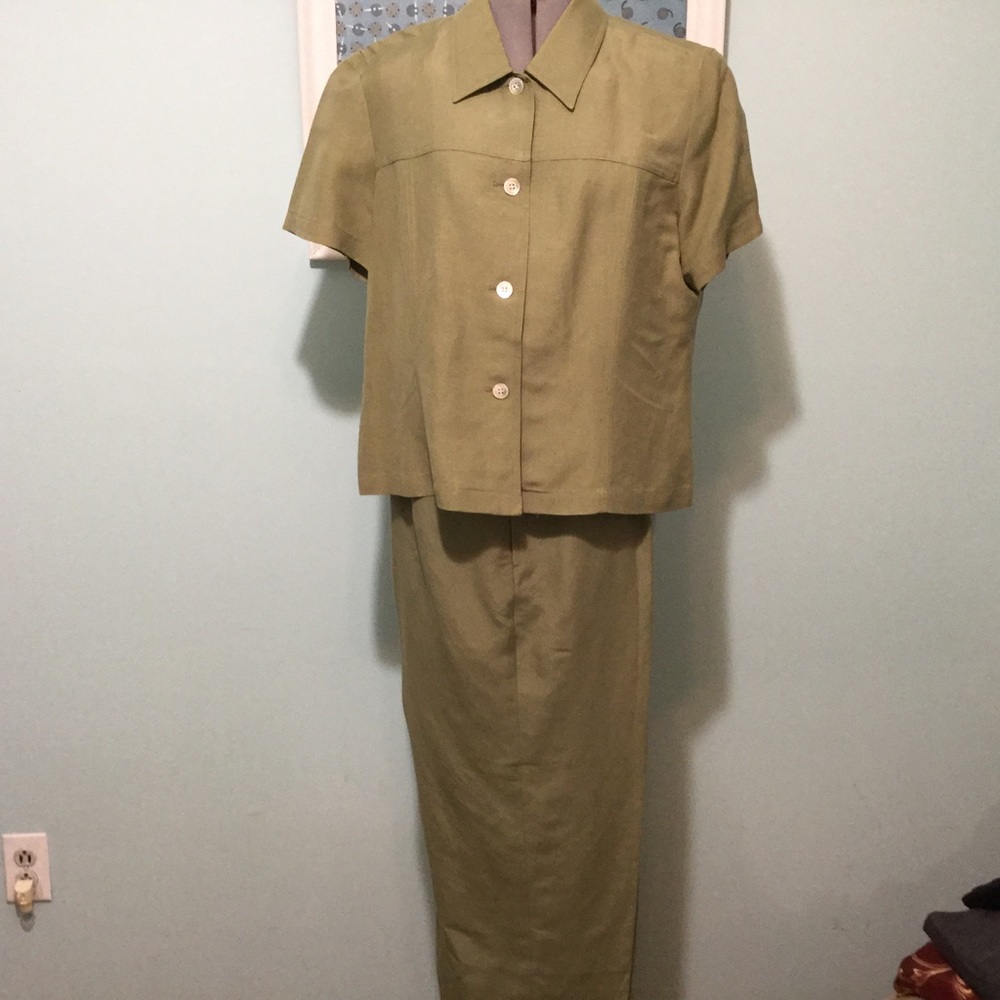 Women Suit - Picture 4 of 6
